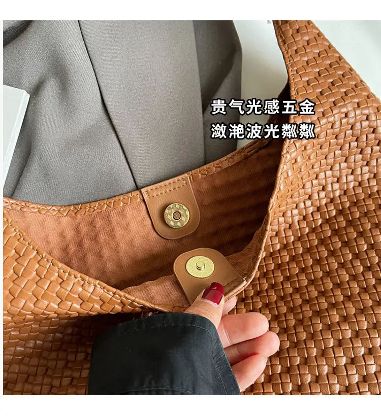 Retro Woven Leather Shoulder Bag Large Capacity Tan — feature 4