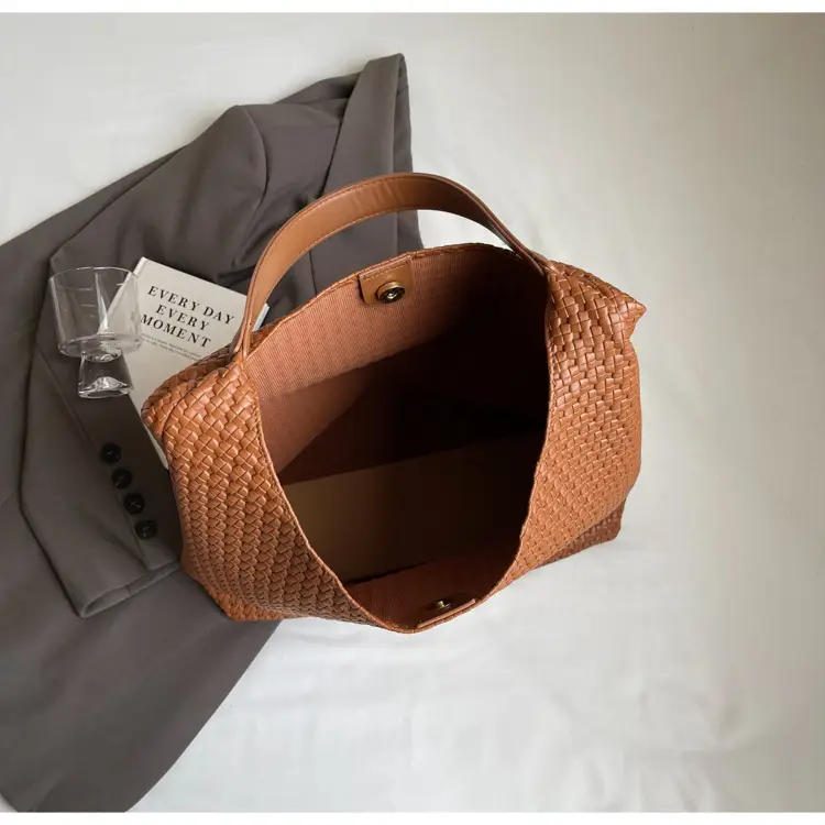 Retro Woven Leather Shoulder Bag Large Capacity Tan — feature 8