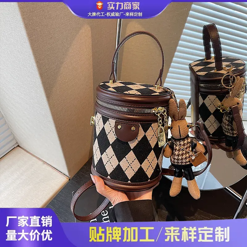 Trendy Women's 2-Piece Checkered Shoulder Bag Set - Image 4