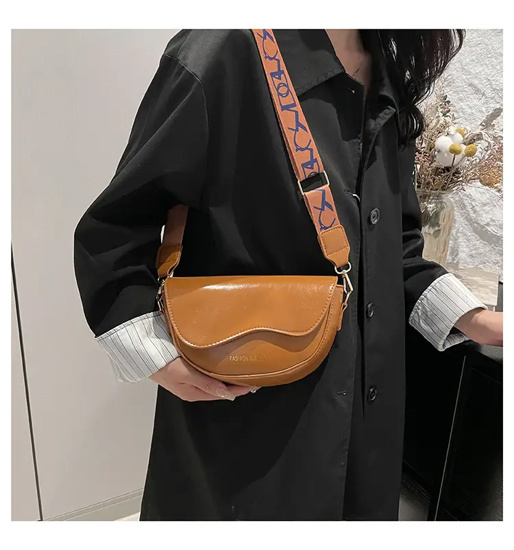 Korean Style Saddle Bag with Retro Strap 2024 — feature 12