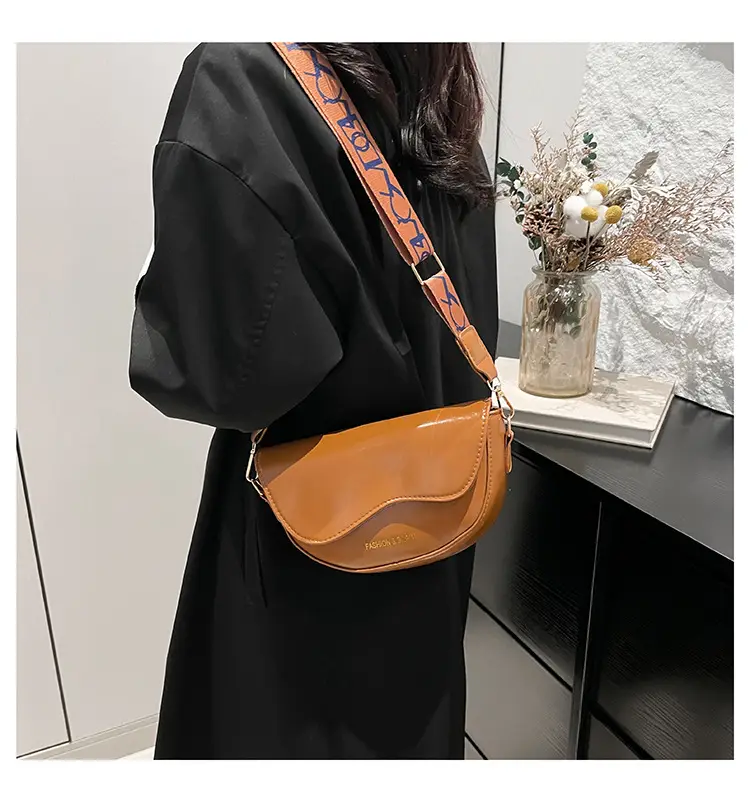 Korean Style Saddle Bag with Retro Strap 2024 — feature 13