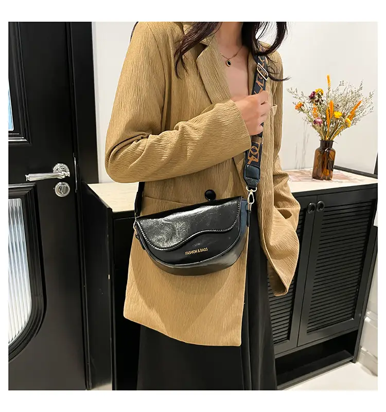 Korean Style Saddle Bag with Retro Strap 2024 — feature 18