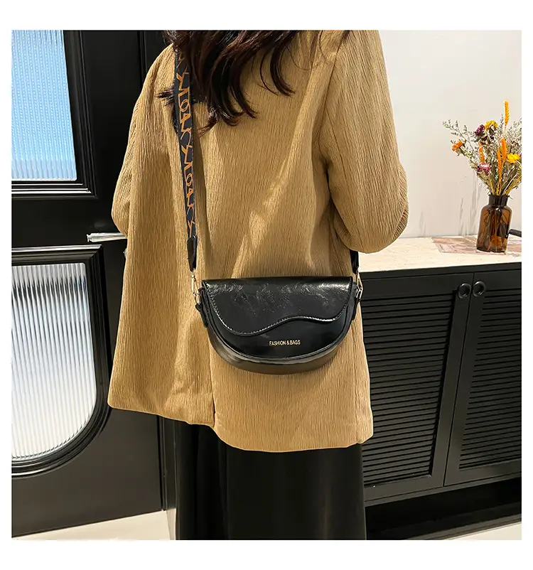 Korean Style Saddle Bag with Retro Strap 2024 — feature 19