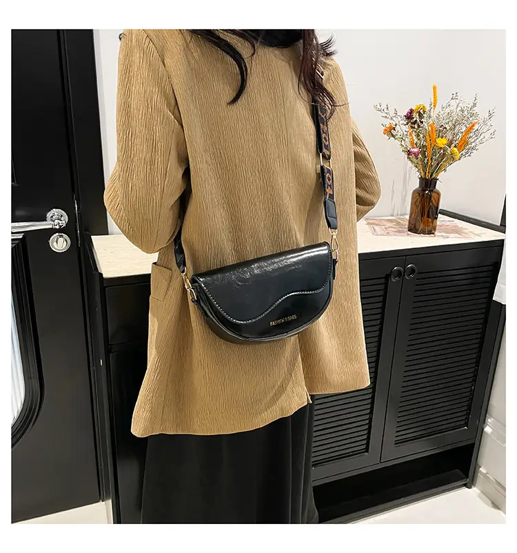 Korean Style Saddle Bag with Retro Strap 2024 — feature 20