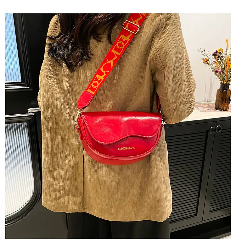 Korean Style Saddle Bag with Retro Strap 2024 — feature 21
