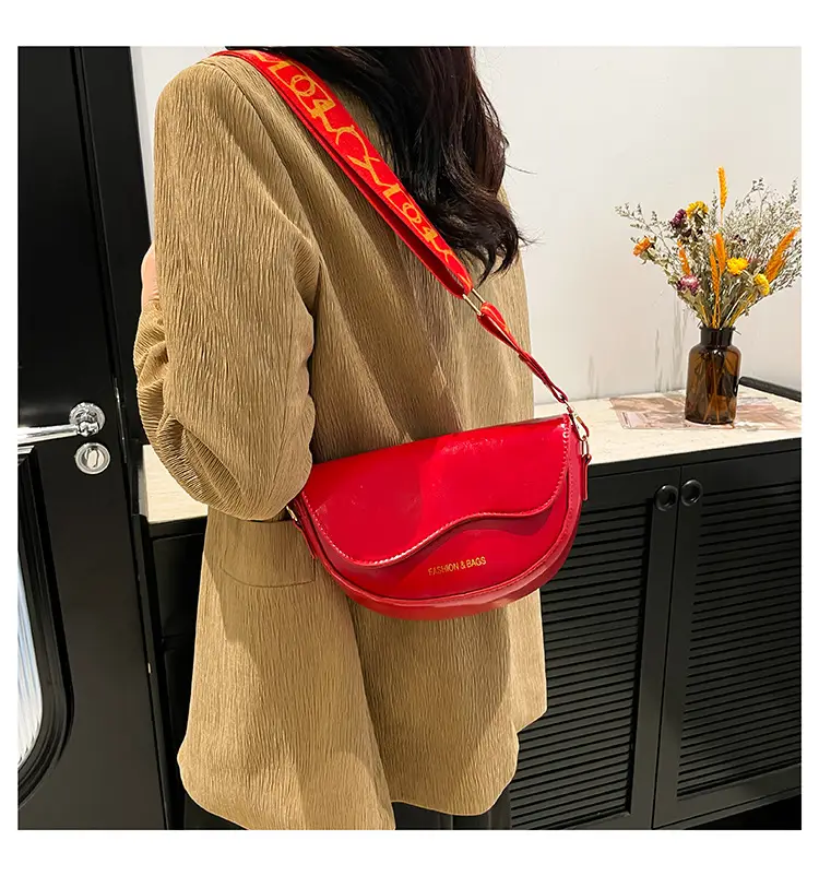 Korean Style Saddle Bag with Retro Strap 2024 — feature 22
