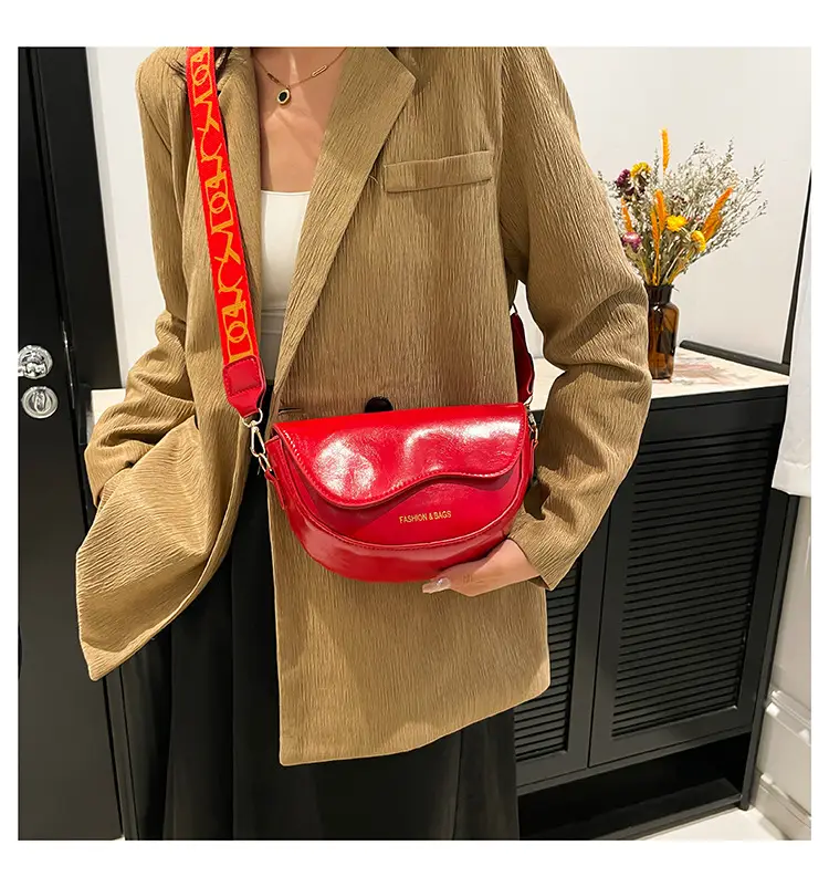 Korean Style Saddle Bag with Retro Strap 2024 — feature 23