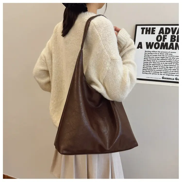 Brown Leather Tote Bag Large Capacity Women Commuter Shoulder Bag — feature 12