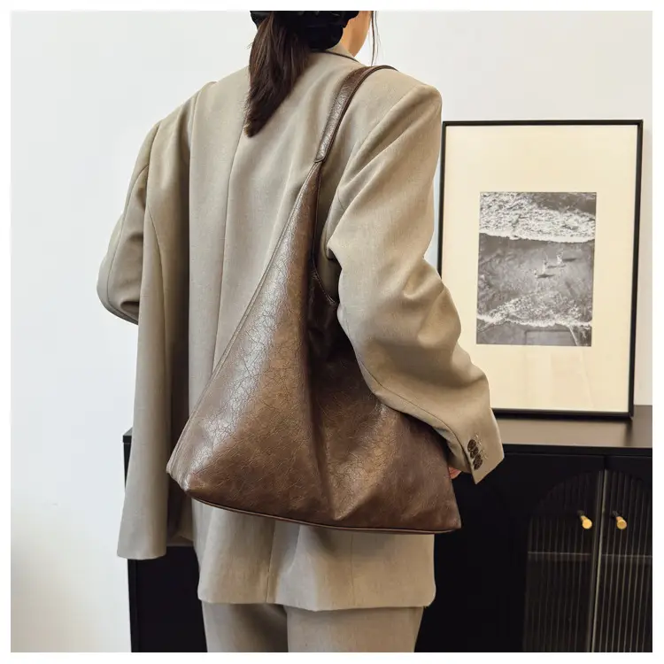 Brown Leather Tote Bag Large Capacity Women Commuter Shoulder Bag — feature 13