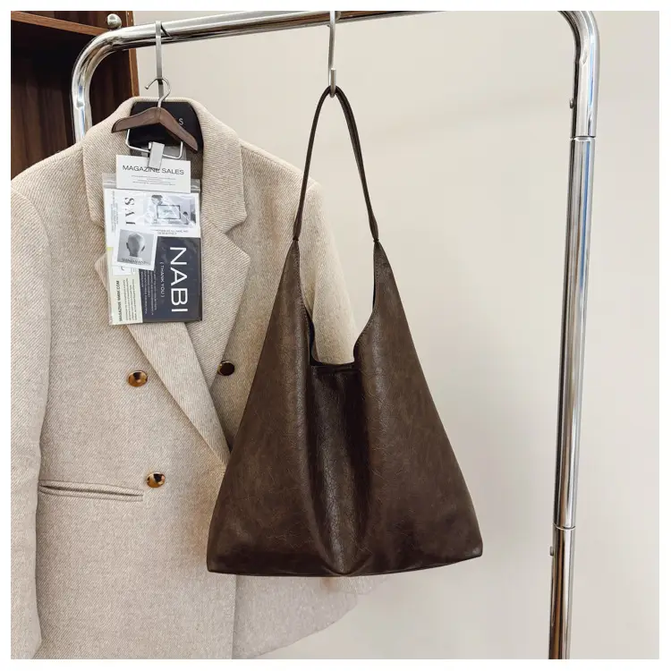 Brown Leather Tote Bag Large Capacity Women Commuter Shoulder Bag — feature 17