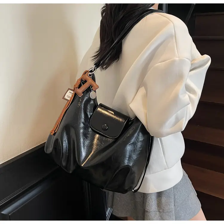 White Crossbody Shoulder Bag with Leather Strap — feature 16