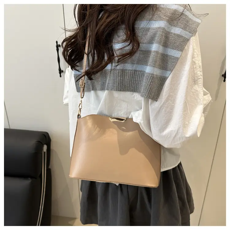 Women's Beige Iron-Edged Bucket Bag 2025 — feature 10