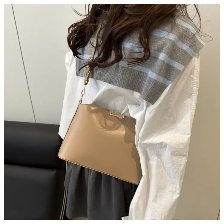 Women's Beige Iron-Edged Bucket Bag 2025 — feature 11