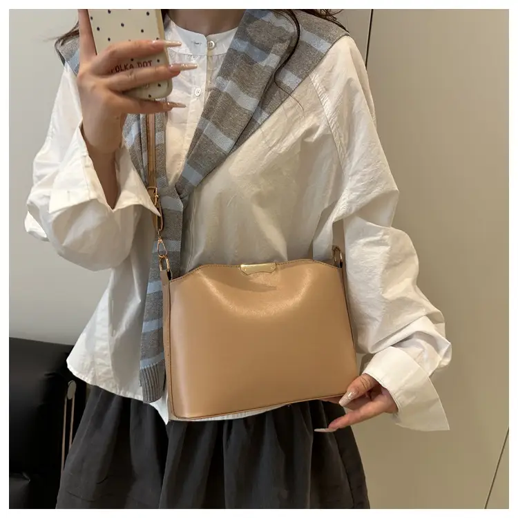 Women's Beige Iron-Edged Bucket Bag 2025 — feature 13