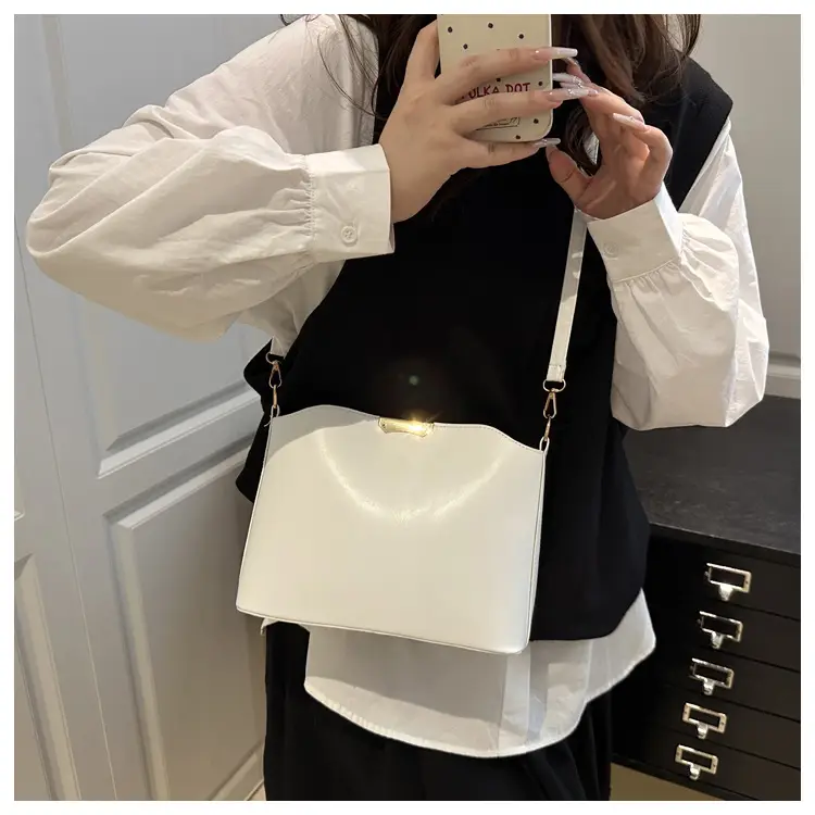 Women's Beige Iron-Edged Bucket Bag 2025 — feature 7