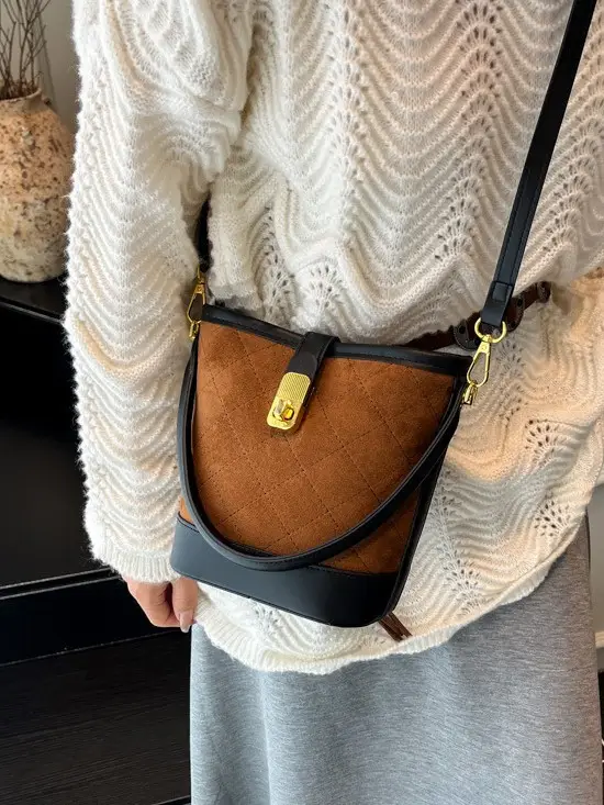 Trendy Quilted Shoulder Bag Brown Black Women 2025 - Image 5