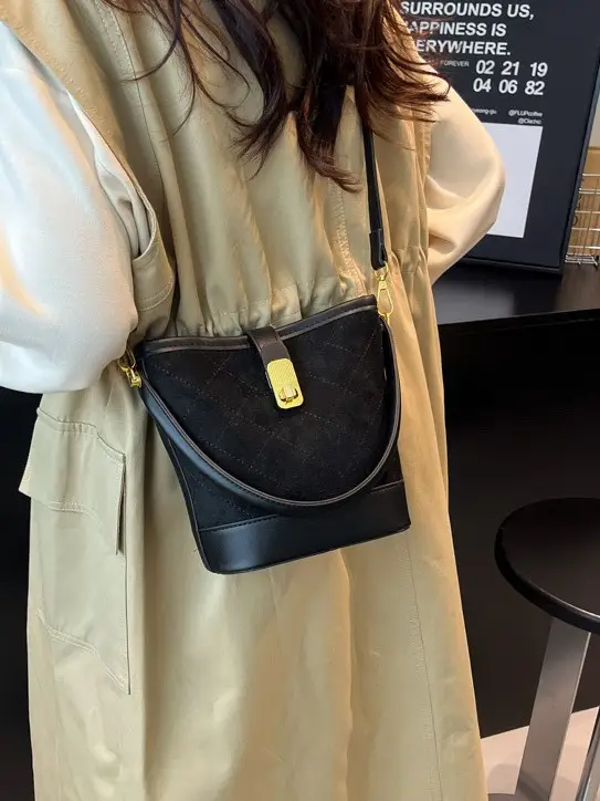 Trendy Quilted Shoulder Bag Brown Black Women 2025 - Image 7