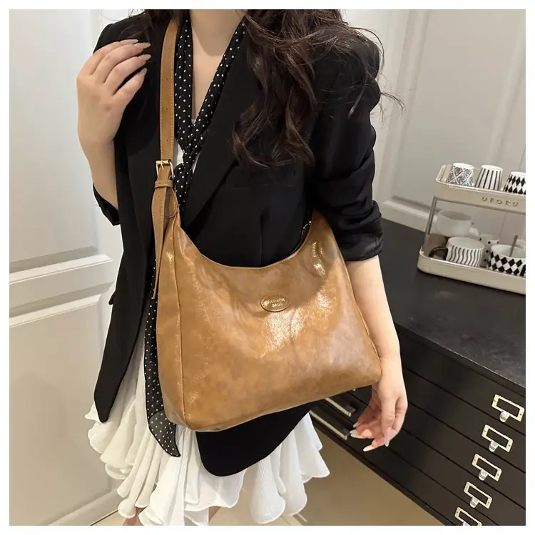 Black Niche Design Shoulder Bag for Women 2025 — feature 10