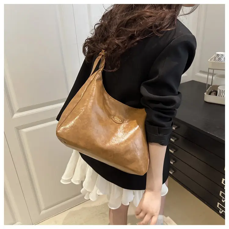 Black Niche Design Shoulder Bag for Women 2025 — feature 11