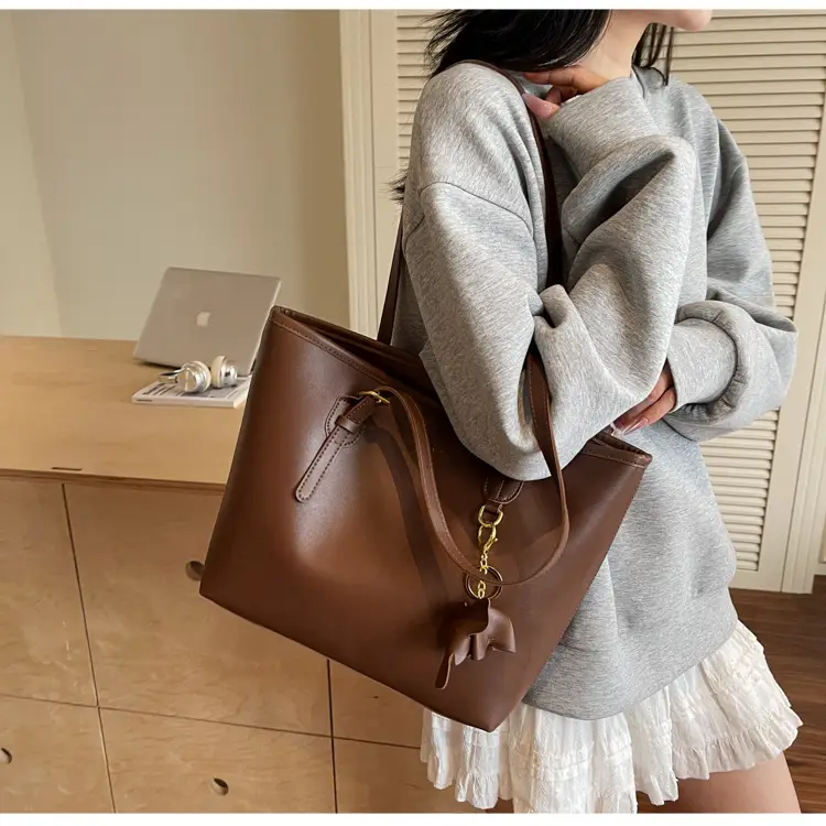Large Capacity Women's Brown Leather Tote Bag with Gold Chain — feature 17