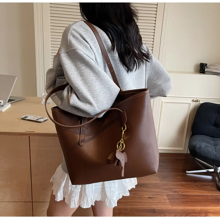 Large Capacity Women's Brown Leather Tote Bag with Gold Chain — feature 19