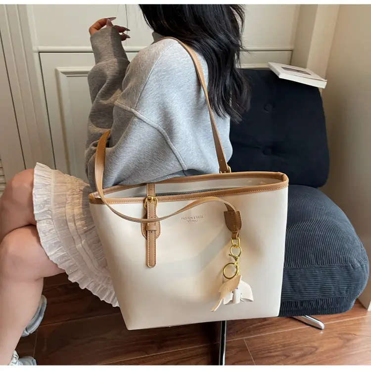 Large Capacity Women's Brown Leather Tote Bag with Gold Chain — feature 20