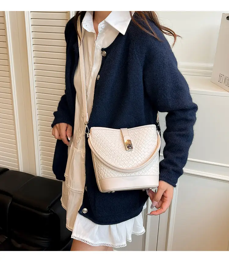 Green Crocodile Texture Bucket Bag for Women — feature 2