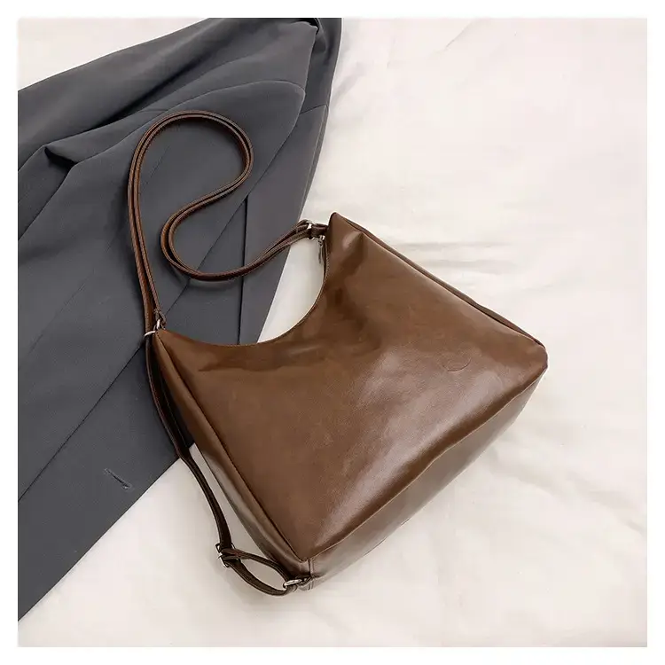 Black Leather Retro Shoulder Bag for Women — feature 10