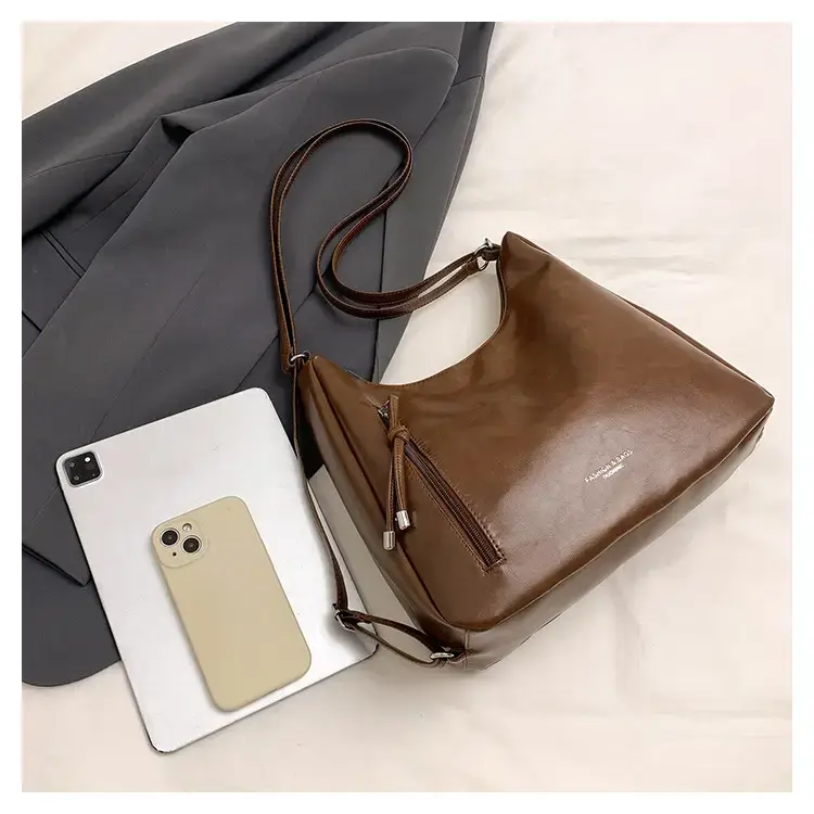 Black Leather Retro Shoulder Bag for Women — feature 9