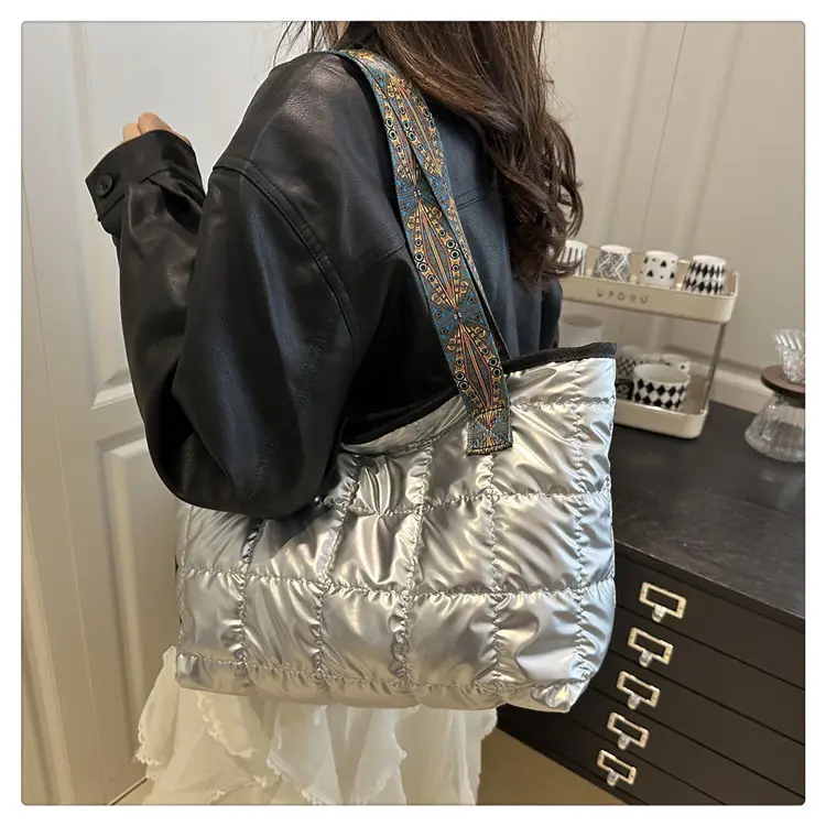 Gold Quilted Women's Shoulder Bag 2025 Winter Commute — feature 15