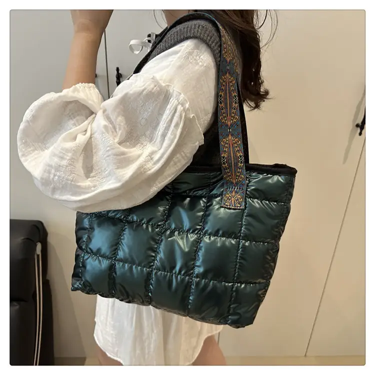 Gold Quilted Women's Shoulder Bag 2025 Winter Commute — feature 16