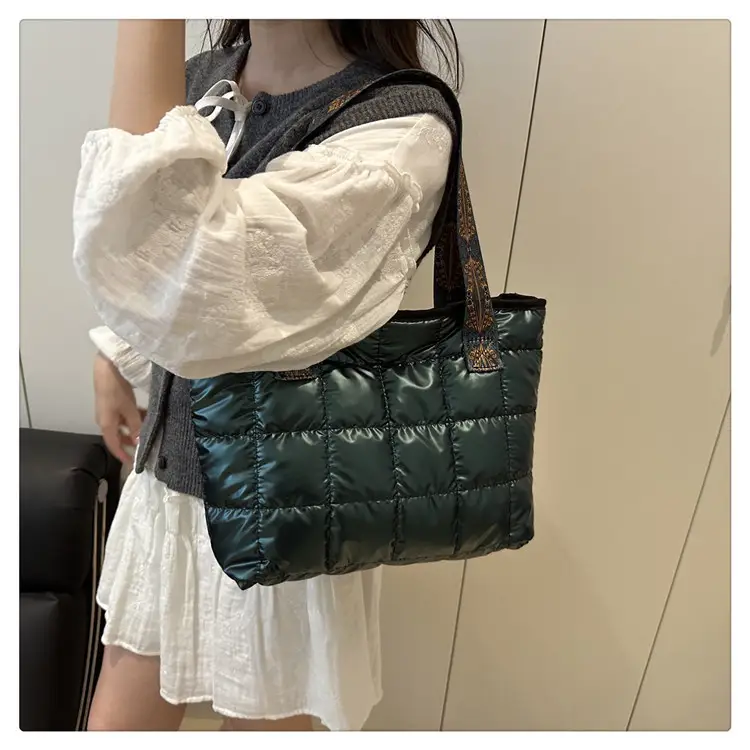 Gold Quilted Women's Shoulder Bag 2025 Winter Commute — feature 17