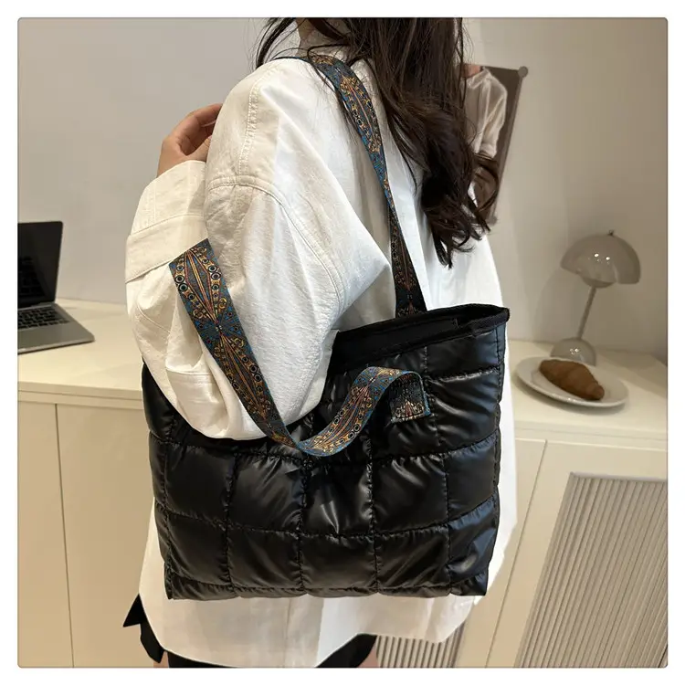 Gold Quilted Women's Shoulder Bag 2025 Winter Commute — feature 18