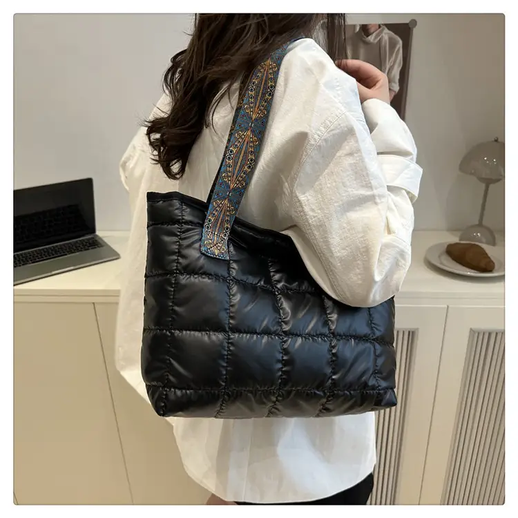 Gold Quilted Women's Shoulder Bag 2025 Winter Commute — feature 19
