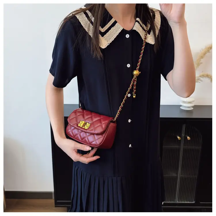 Black Rhombus Chain Crossbody Bag for Women — feature 17