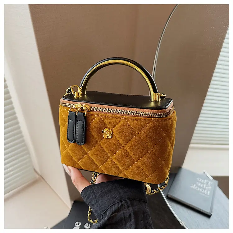 Quilted Gold Chain Shoulder Bag for Women 2025 — feature 17