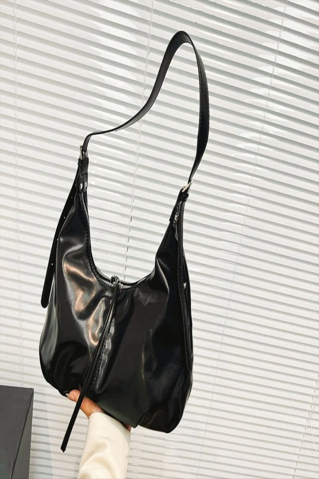 Black Retro Crossbody Shoulder Tote Bag 2025 — feature 8