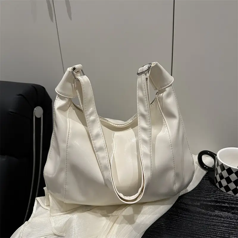 White Casual Shoulder Bag with Tassel Design - Image 4