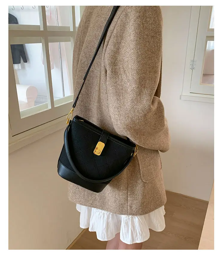 Retro Brown Bucket Bag with Gold Plated Handle — feature 13