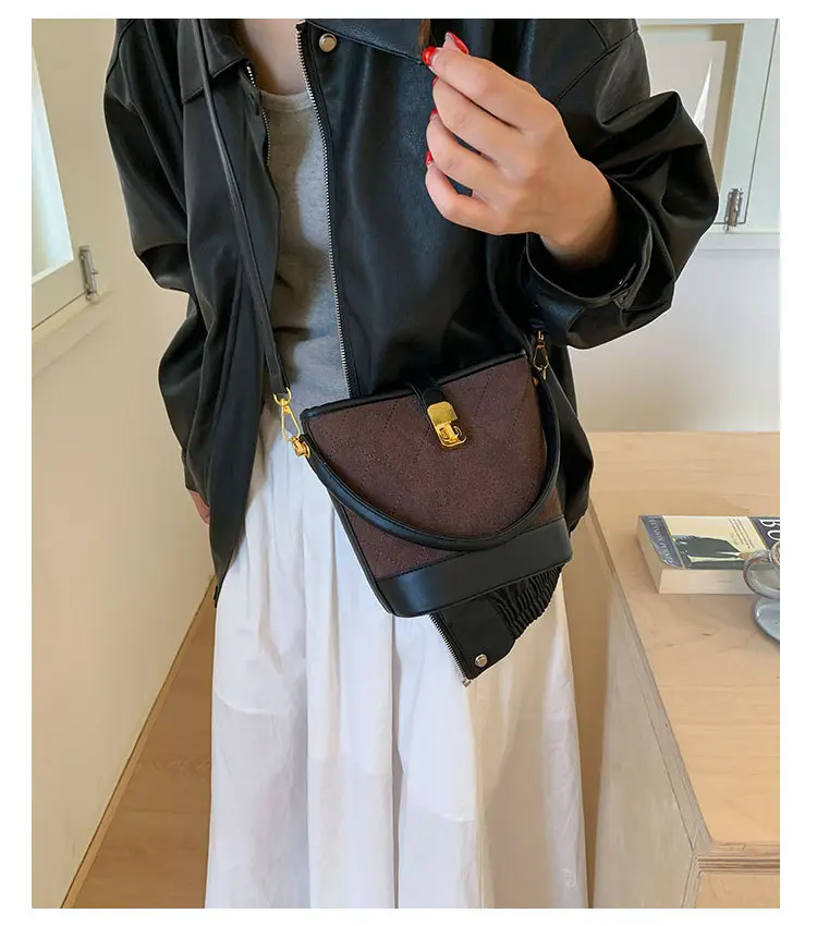 Retro Brown Bucket Bag with Gold Plated Handle — feature 18