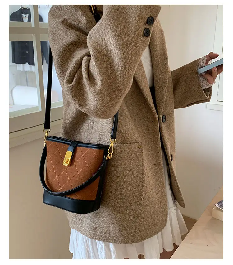 Retro Brown Bucket Bag with Gold Plated Handle — feature 9