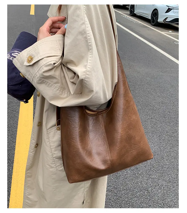 Large Capacity Leather Shoulder Bag Black Brown — feature 11