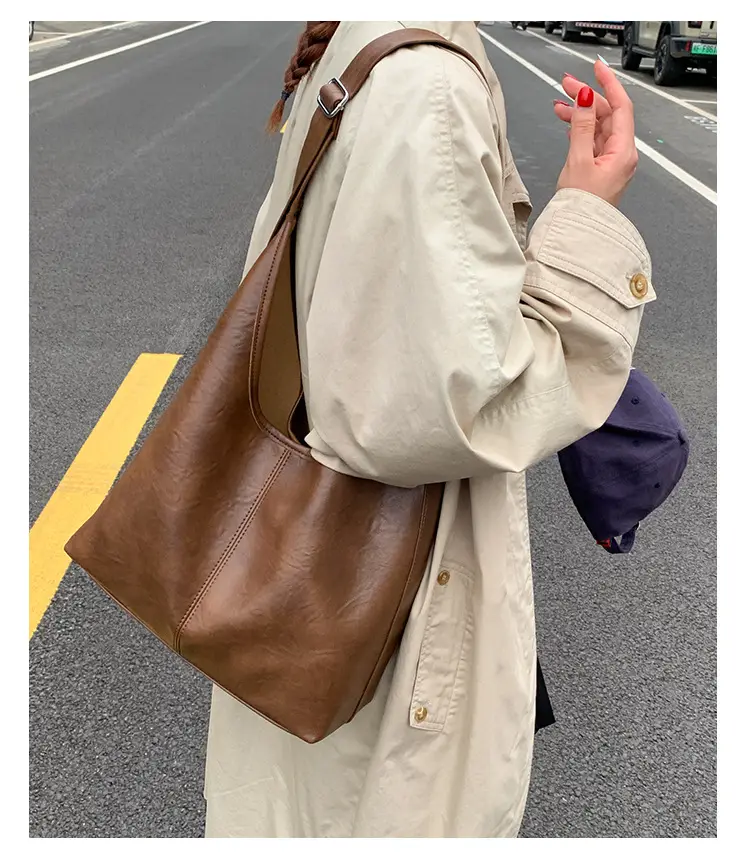 Large Capacity Leather Shoulder Bag Black Brown — feature 15