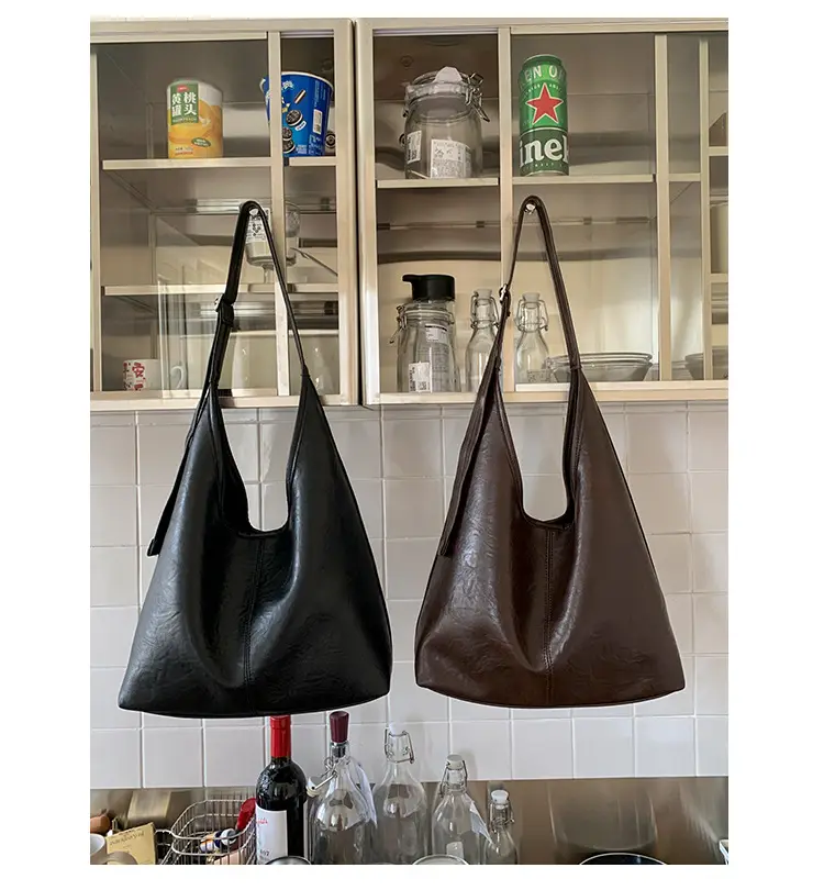 Large Capacity Leather Shoulder Bag Black Brown — feature 32