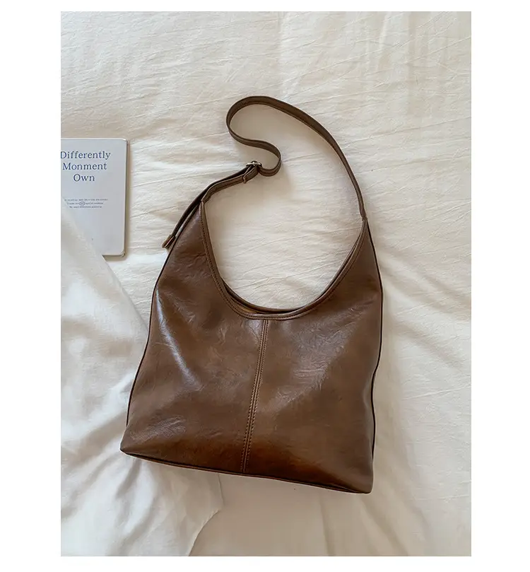 Large Capacity Leather Shoulder Bag Black Brown — feature 37