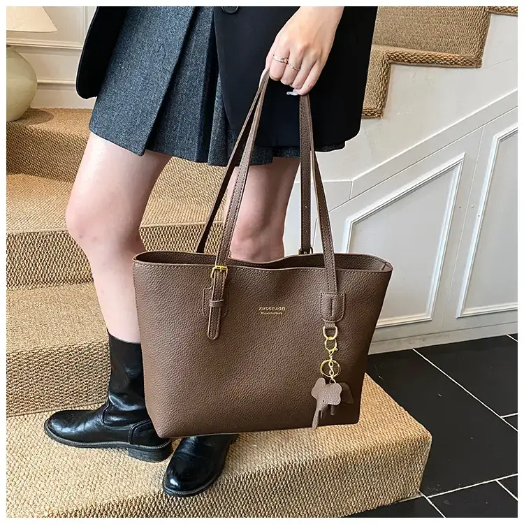 Women's Contrasting Color Tote Bag 2025 — feature 20