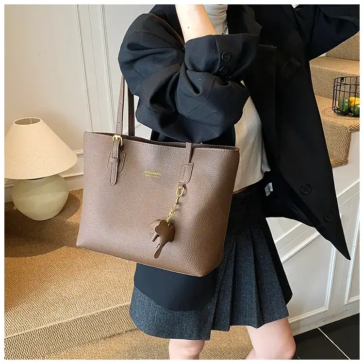 Women's Contrasting Color Tote Bag 2025 — feature 22