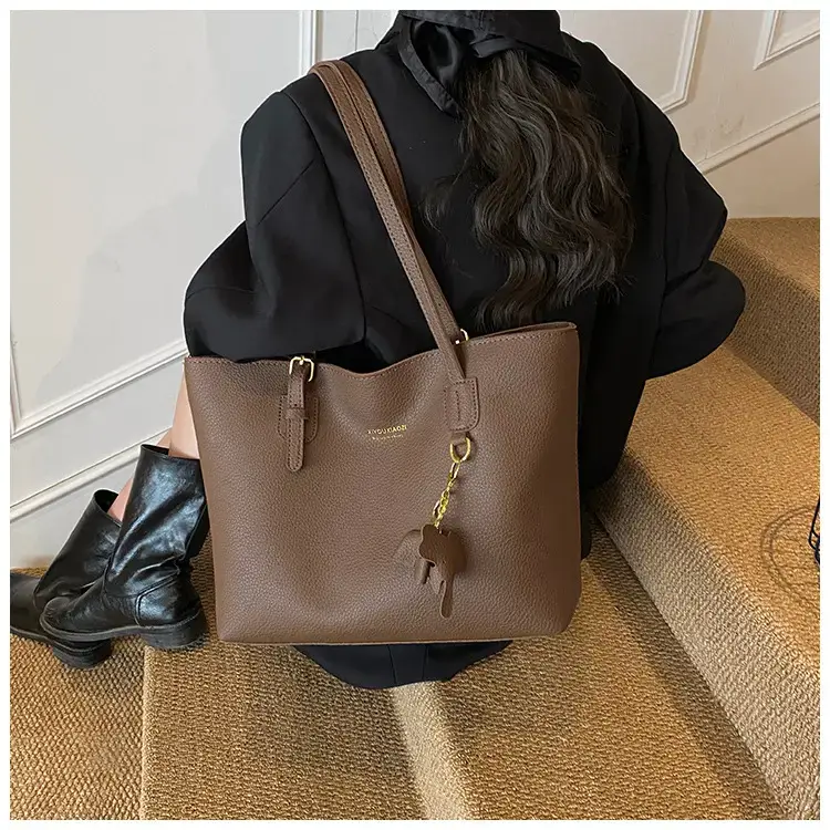 Women's Contrasting Color Tote Bag 2025 — feature 23