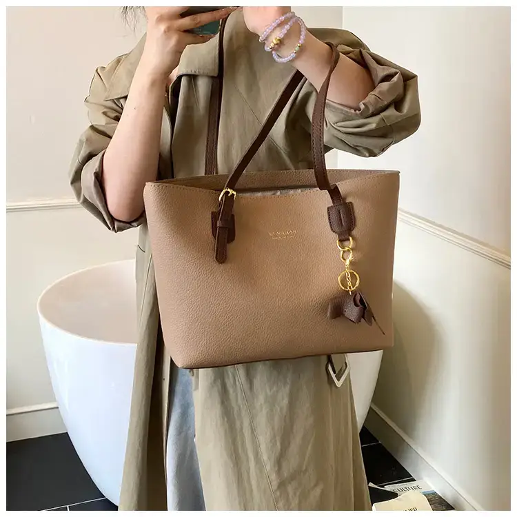 Women's Contrasting Color Tote Bag 2025 — feature 31