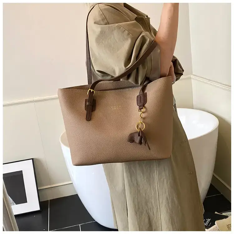Women's Contrasting Color Tote Bag 2025 — feature 32